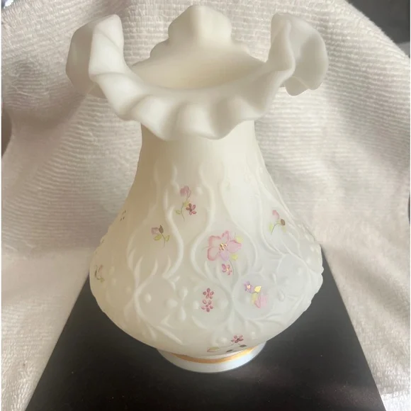Fenton Satin Custard Ruffled Crimped Edge Vase Pink Flowers signed D Wright - Picture 3 of 9